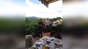 La reapertura parcial de Italia incluye bar, amigos y un abrazo tanguero
