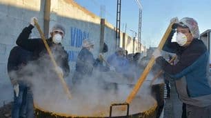 Petroleros de Santa Cruz regalaron 100 mil porciones de locro por el 25 de mayo