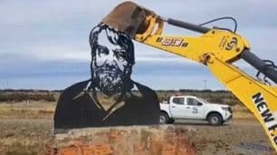 Vialidad Nacional derribó un monumento a Osvaldo Bayer en Santa Cruz