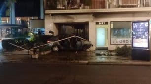 Recoleta: chocó un auto contra el frente de un edificio sobre avenida Alvear y se incendió