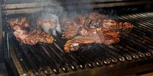 Demandó a su vecino por el humo del asado y exigió demoler la parrilla: el fallo judicial