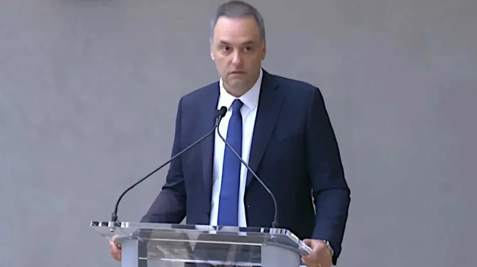 Volvé Adorni, Javier te necesita