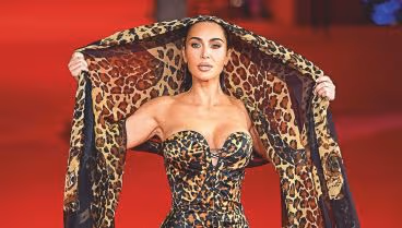 Kim Kardashian impactó en Roma con un vestido vintage de Saint Laurent y un look animal print